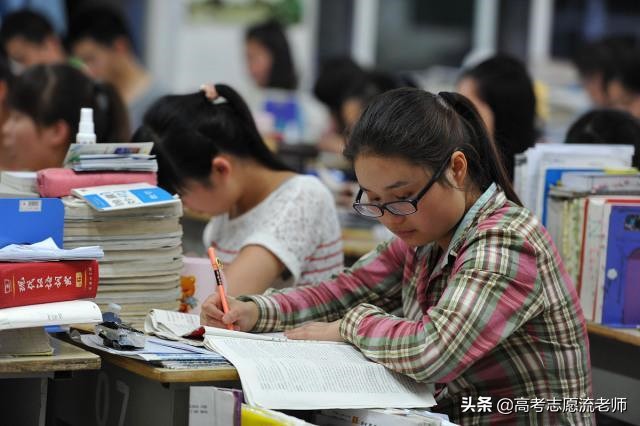 新高考3+1+2选科，选物理就能报考医学专业吗？考生别天真了