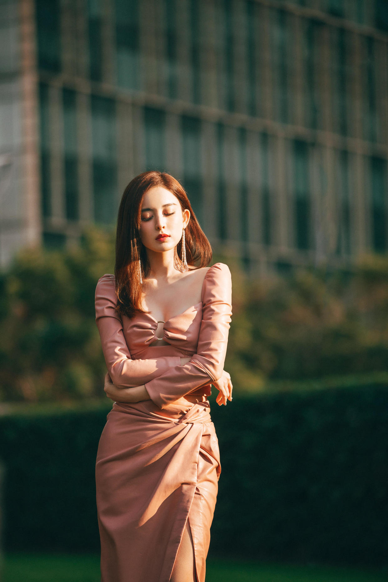 古力娜扎真不愧是"异域美人",穿大地色套装亮相,秀出了好身材