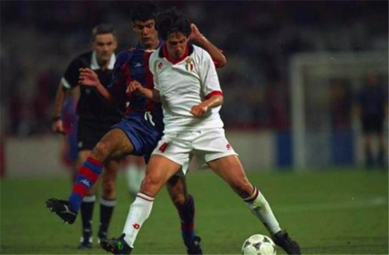 1998年世界杯意大利主教练(98世界杯的意大利9号后腰，接班安胖恩怨难明，深爱米兰被迫离队)