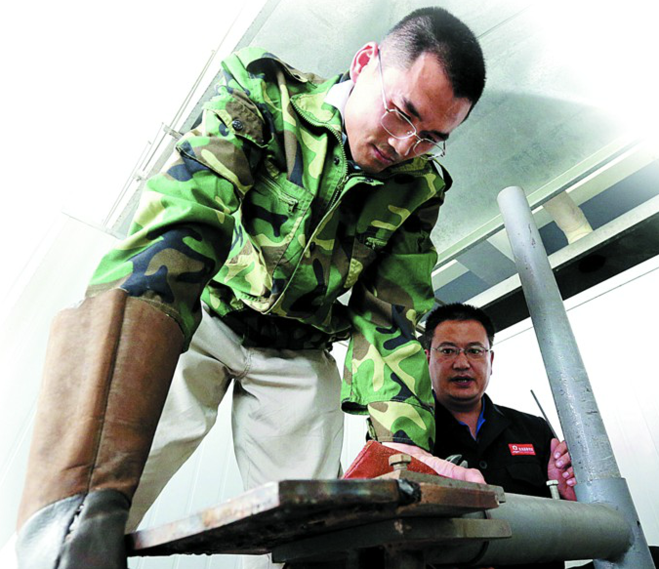 从研究生到电焊工；从坐办公室到去车间作业；青大文学硕士进技校“回炉”学电焊