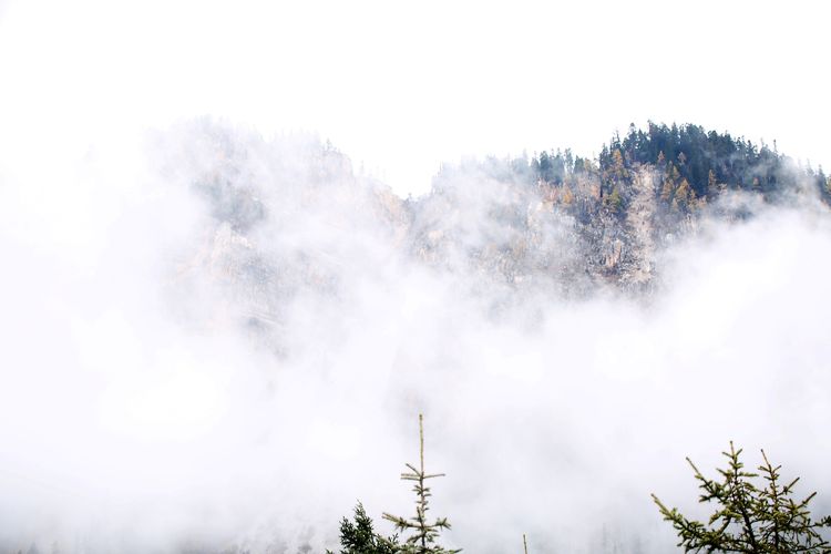 雪晴山色秀 云处有蓝天—雾漫雪山