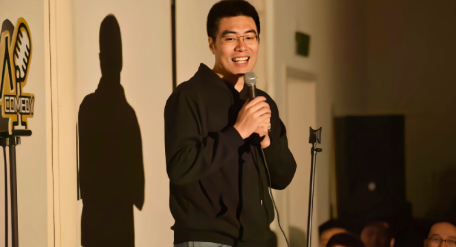 这是周奇墨第二次参加《脱口秀大会》,去年的周奇墨一路被淘汰,复活