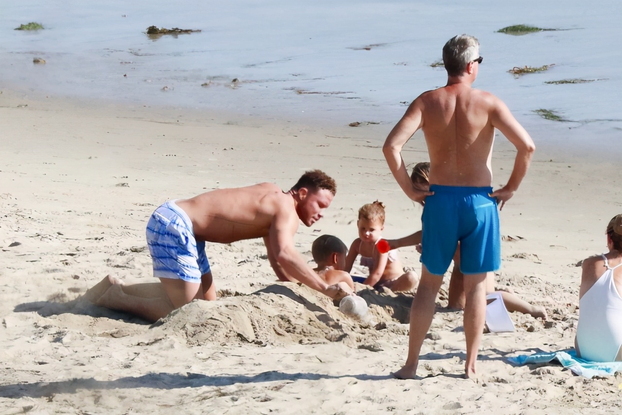 为什么nba球星都带家人（享受生活！格里芬和家人海边度假，和孩子们一起玩沙，球迷：羡慕）