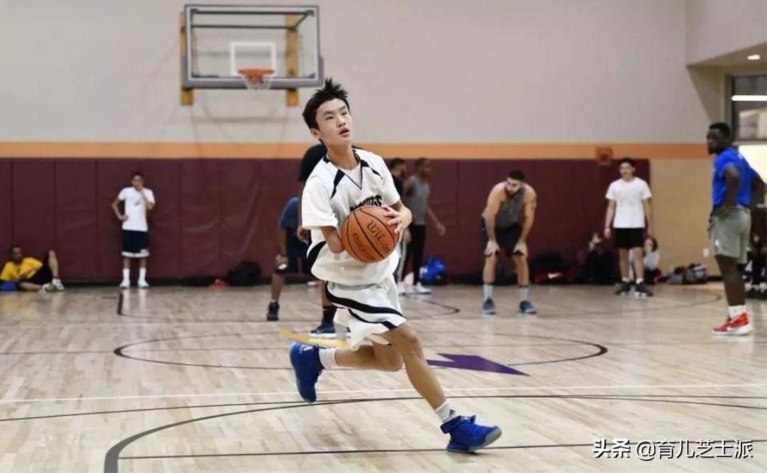庫里回應斷臂少年（被庫里尋找的斷臂少年，是什么使他馳騁球場？是復原力）