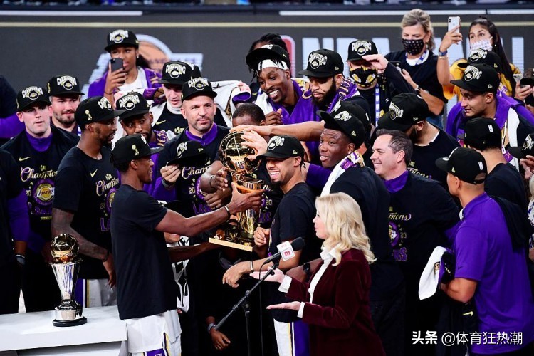 nba为什么浪费香槟(你知道湖人夺冠后喷洒的香槟价值多少？要花费多少钱吗？)