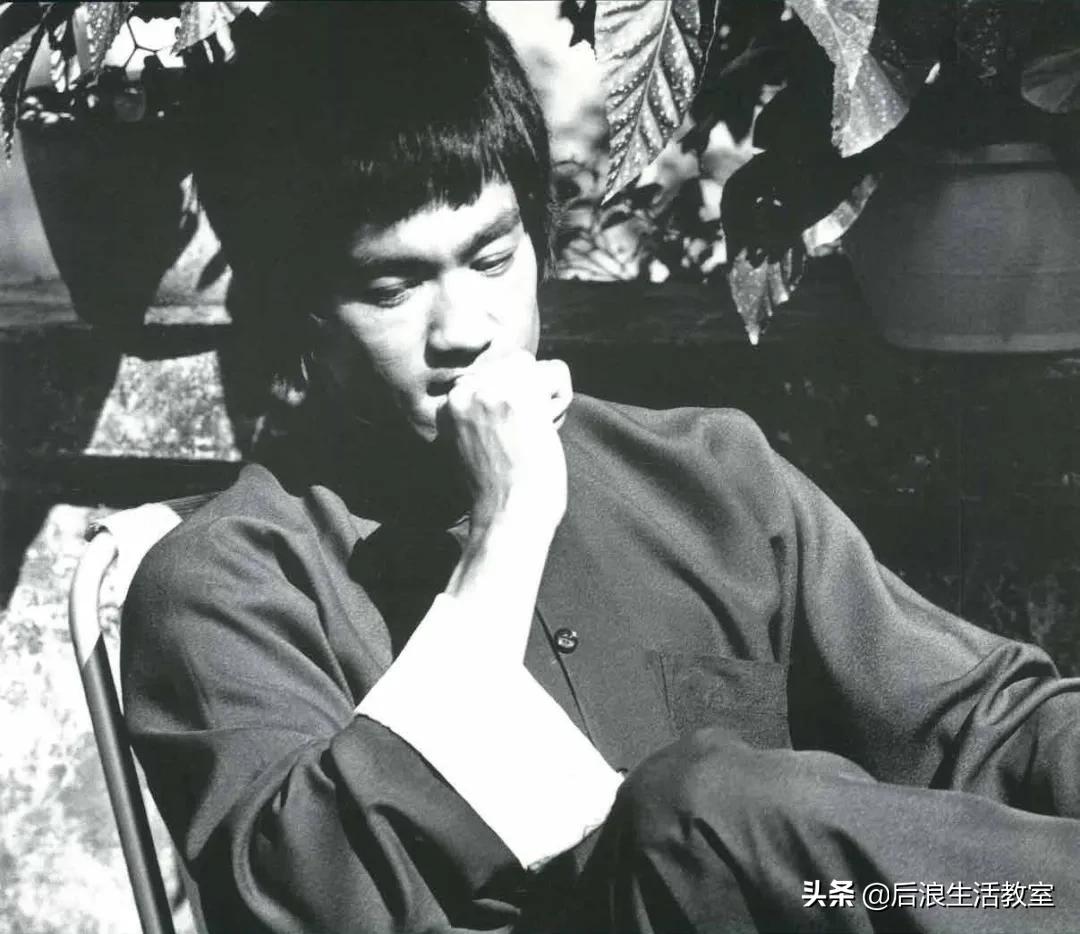 我是李小龙自述画传(“一介武夫”是80年来我们对李小龙最深的误解)