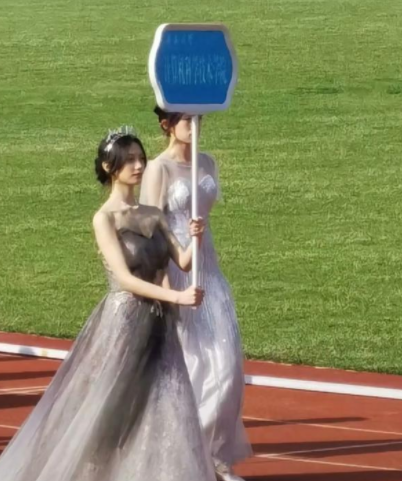 青岛大学举牌小姐姐火了，美若天仙，网友调侃：是青大“高攀”了