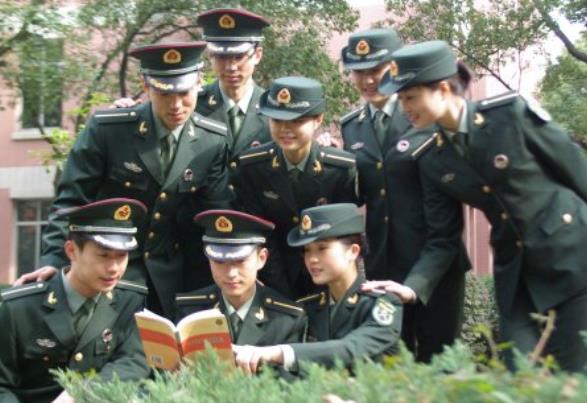 在校大学生迎来“好消息”，2021年参军可保送军校，满足条件即可