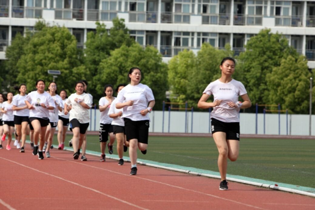 体育场跑步跑外圈还是内圈(体育老师公认的“省力跑步法”，长跑也不容易累，中考生建议收藏)