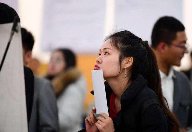 大学生月薪过万很普遍？看完社招、校招后，才懂理想与现实的差距