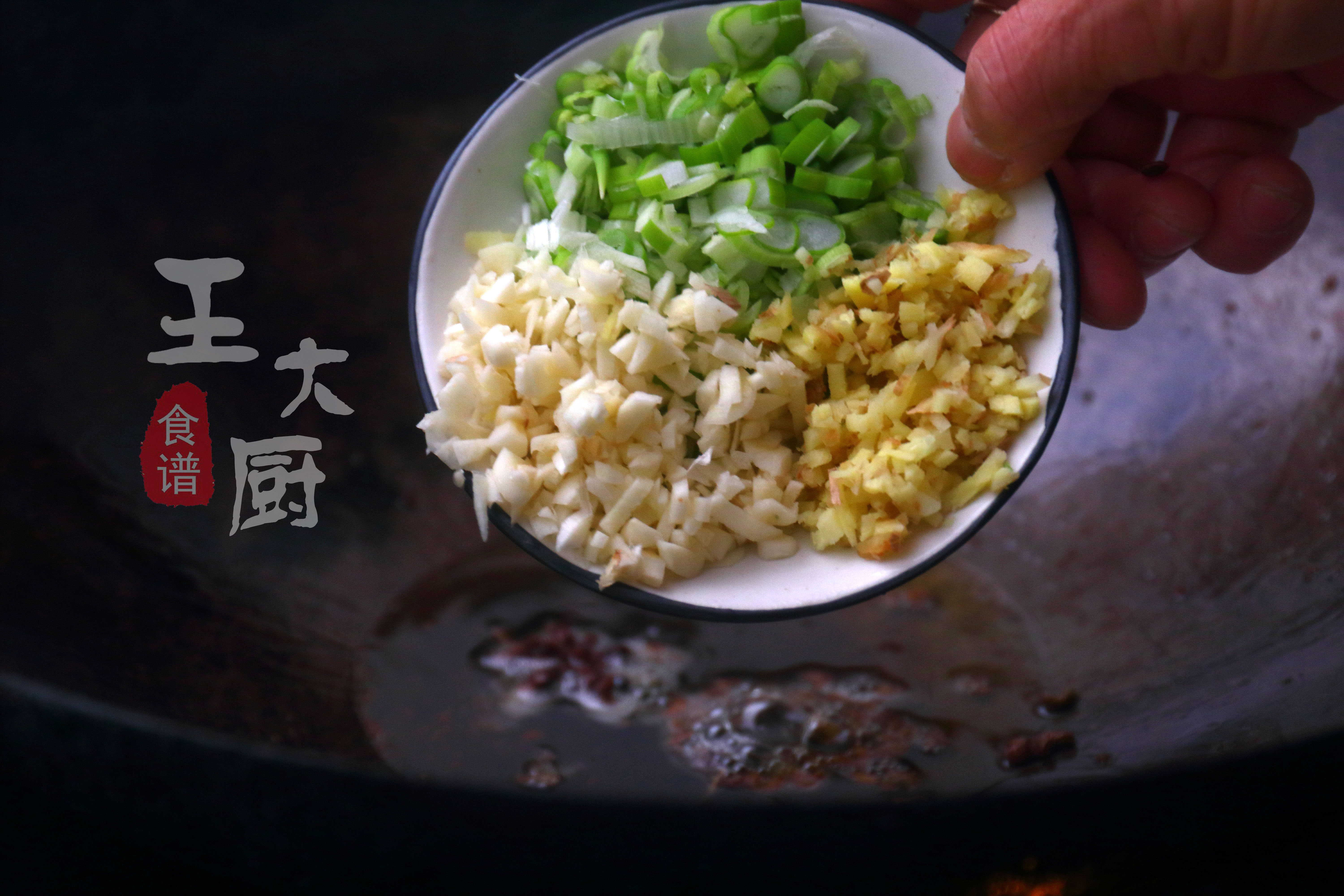 酸菜炖大骨头的做法（11步做出酸菜炖大骨酸香可口）