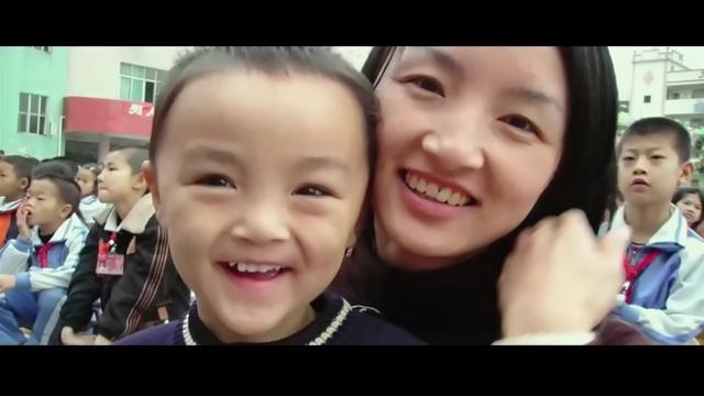 母亲与你的缘分，是目送你的背影渐行渐远，今天，请你回望她一眼