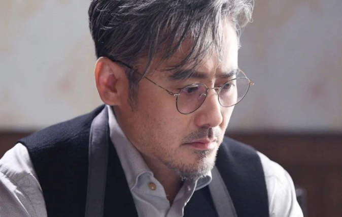 回首2019年“吴秀波出轨”事件，以为是情乱惹祸，真相却暗藏玄机