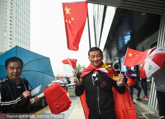 国足世界杯失败低头出场照片(14亿人暴怒的比赛！国足绝望19秒：散步、看戏、中场任人蹂躏)