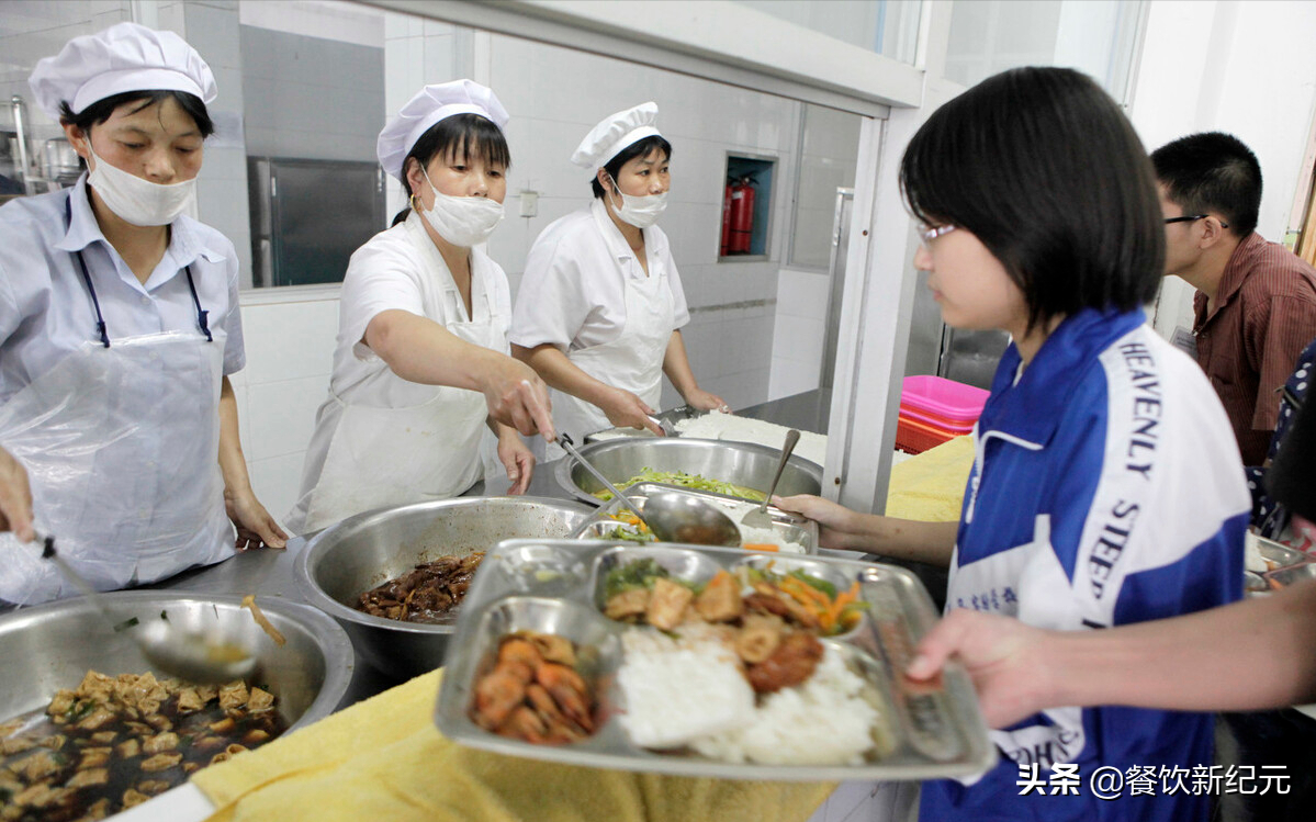 我，28岁，在包邮区当小学老师，年薪15万，看到食堂伙食，想离职