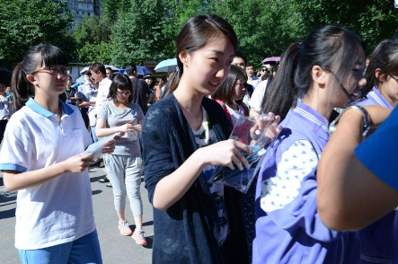 中、高考当天，家长有必要全天陪考吗？机智的家长选择这样做