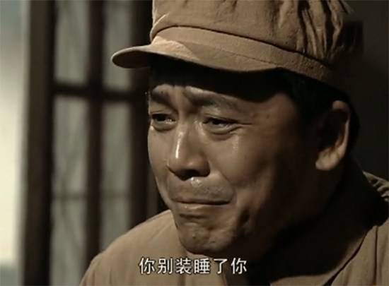 几乎天天都是冰天雪地,赵刚和李云龙穿着棉袄棉鞋在穷苦的山村里晃荡