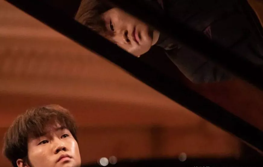 肖赛决赛圈唯一中国选手饶灏，师出星海，父母卖水果供他学琴