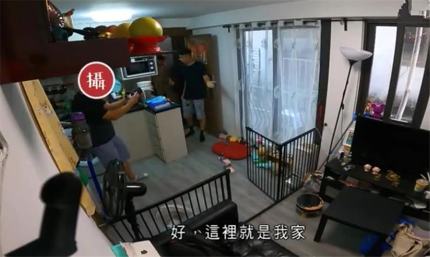 香港年轻人太拼了！蜗居10㎡房，开门上床厕所洗碗，阳台1㎡