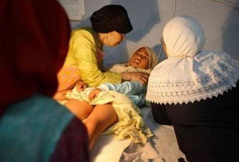 非洲女孩割礼 原始部落割唇礼-徐拾记官网