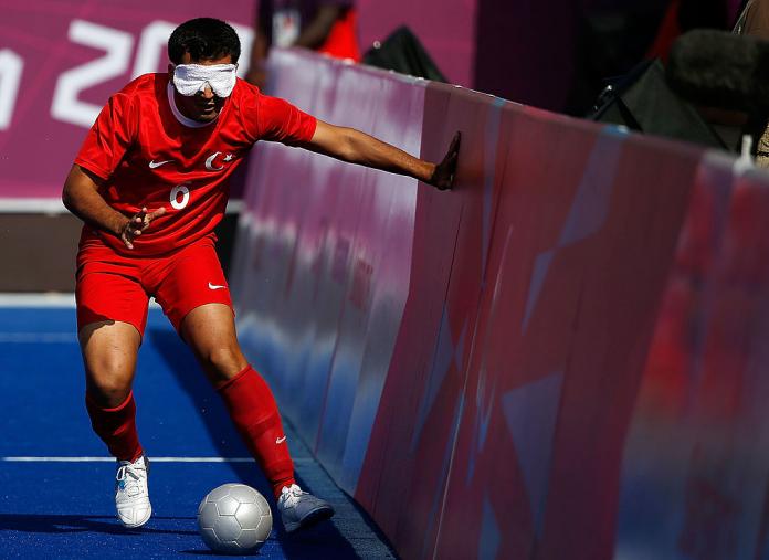 盲人怎么踢足球(盲人足球的运动员们是怎么踢球的呢？一起来了解一下吧)