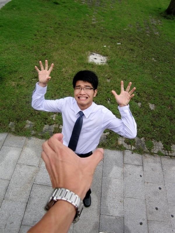 男班长拍毕业照短裙上阵，“大长腿”羡煞女同学，此刻我独领风骚