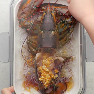 名门泽佳去眼袋有效：蒜蓉粉丝蒸波龙的做法