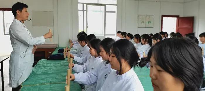 魅力蕲春 养生先行——记李时珍中医药职业技术学校书写养生文章