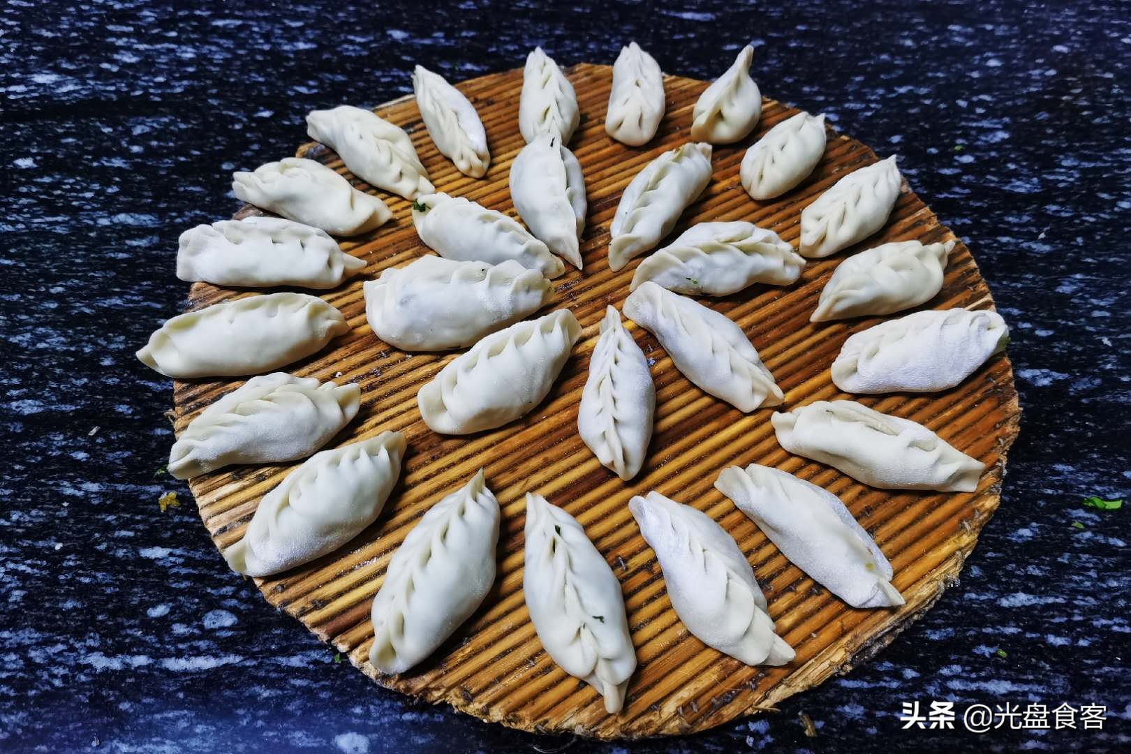 明日立冬，香菜馅饺子，馅香味美，多给家人吃，过冬身体棒
