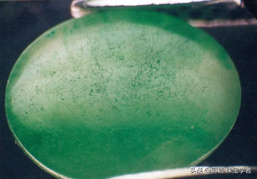 从香港珠宝展上冒充翡翠的千万玻璃来看翡翠是如何鉴别的?