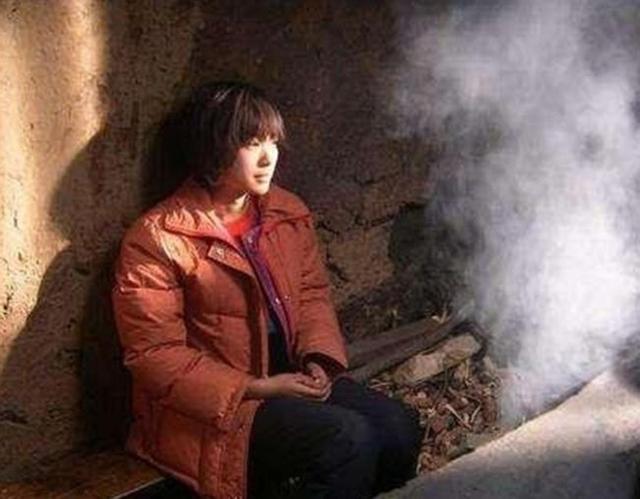 深山光棍为传宗接代，120元买下被拐大学生，两人与牲畜同住17年