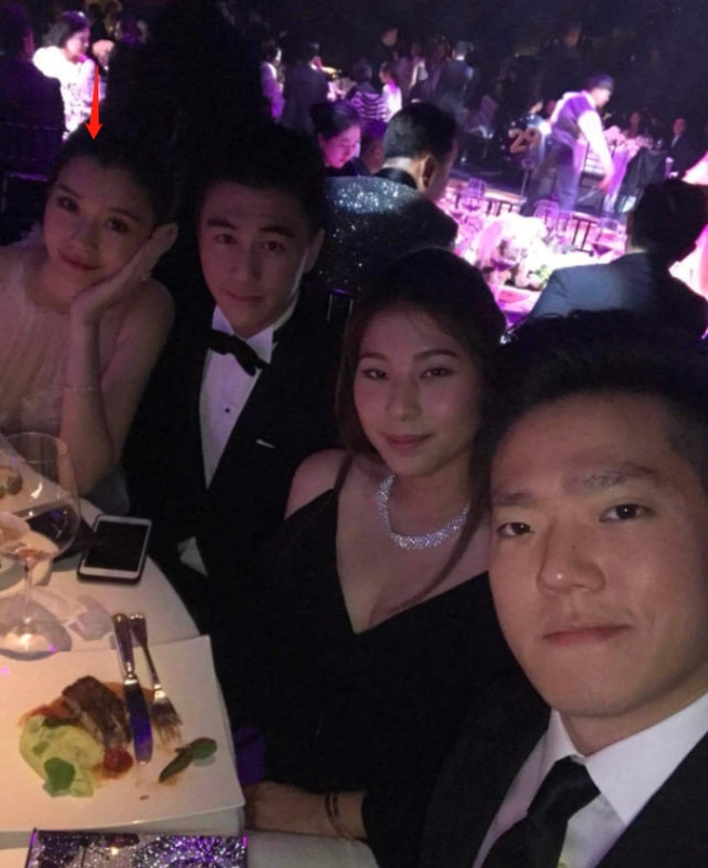 儿女双全！何猷君激动官宣奚梦瑶二胎产女，网友纷纷调侃家庭地位