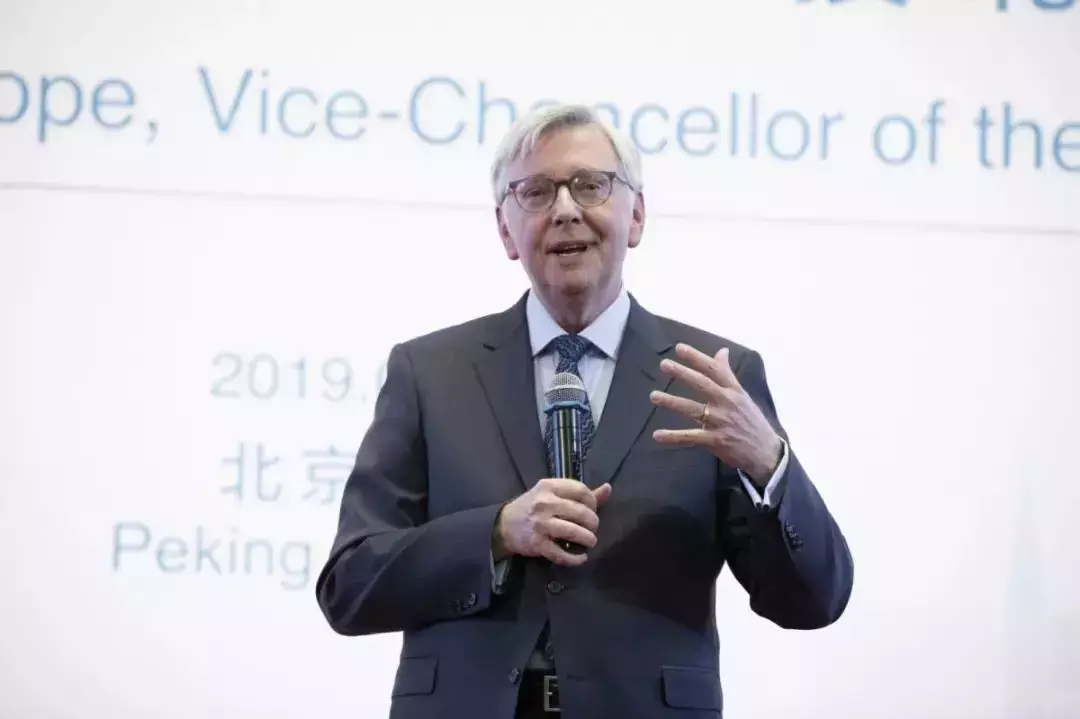 剑桥、哈佛校长分别在北大讲了什么？