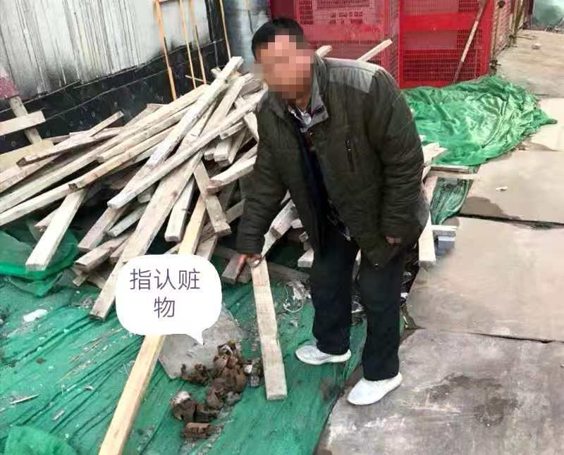 河间一男子偷工地脚手架卡扣被抓