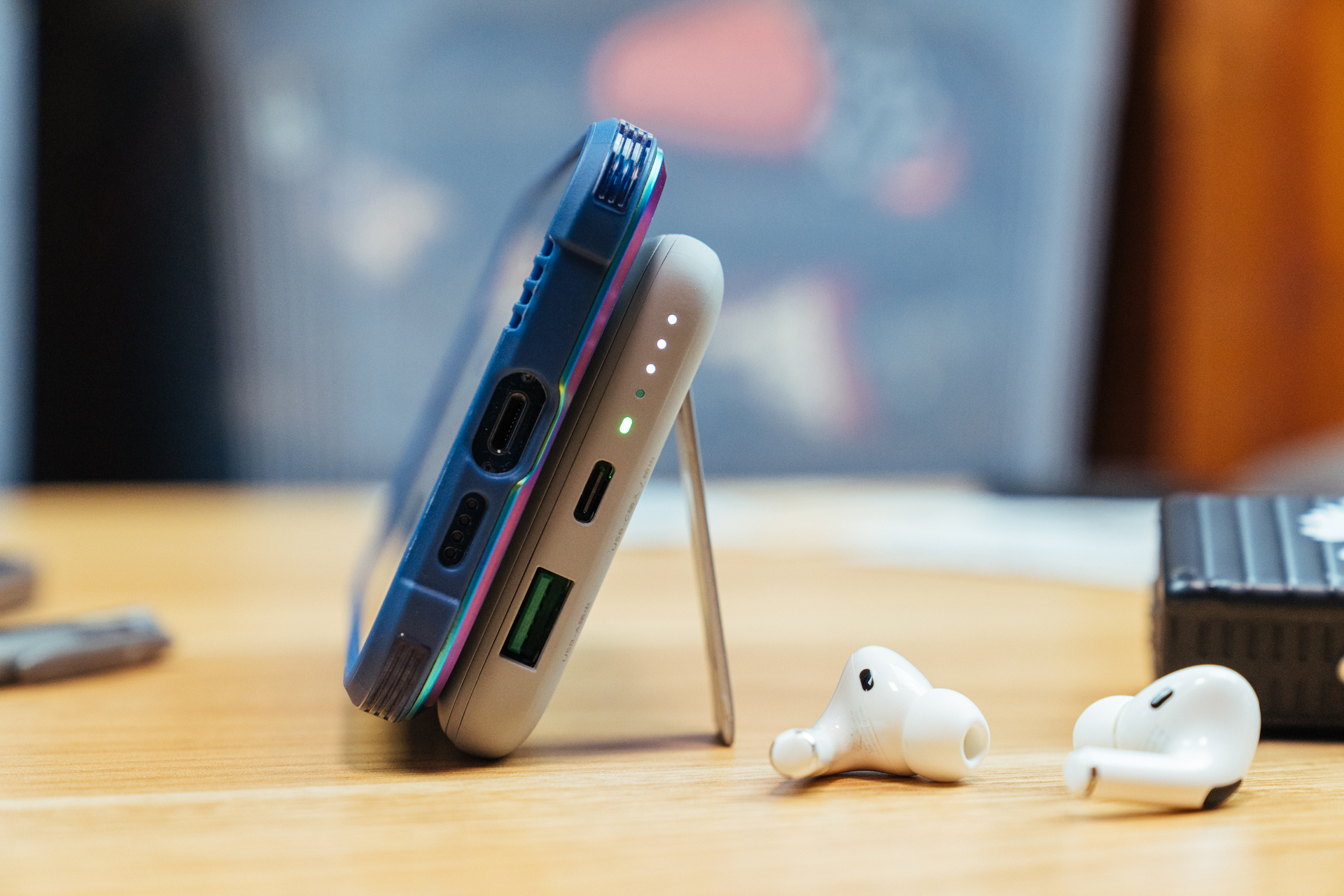 入手iPhone 13后，出行绝不能少了多功能闪焰狐双向快充无线充电宝