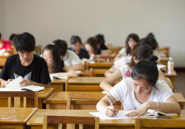 女老师怀孕坐着上课，校长看到后斥责“无底线”，家长看不下去了