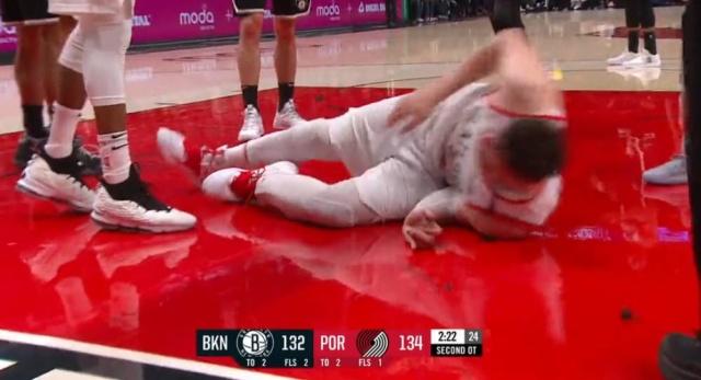 利文斯顿受了什么伤(NBA10大受伤镜头：利文斯顿受伤遭禁播，姚明恩师被重拳打出脑浆)