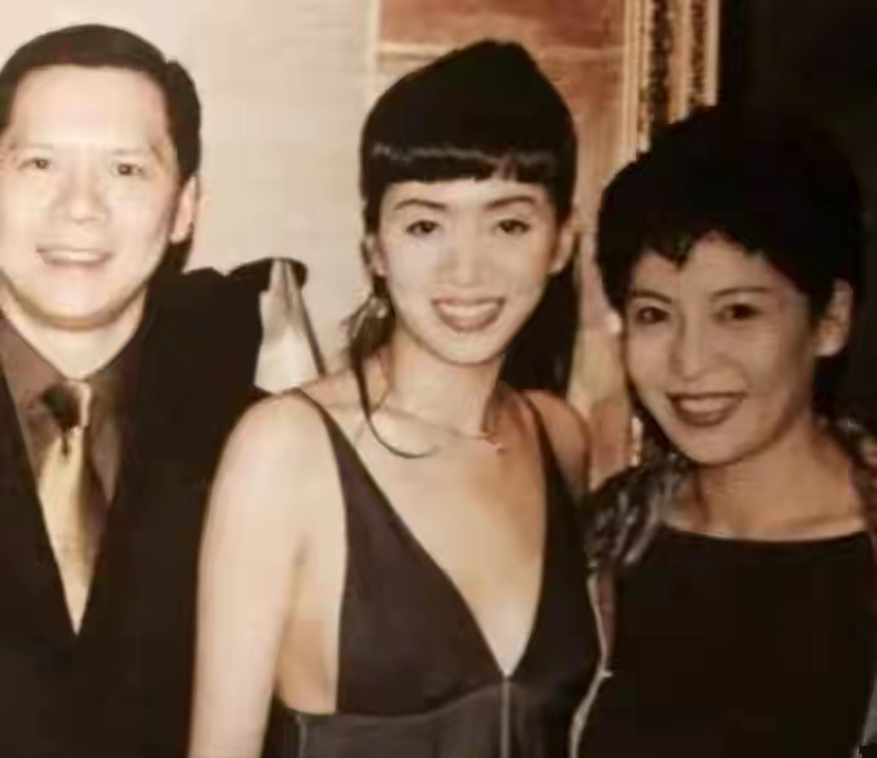 崩牙驹简介("教父"崩牙驹,枪指何鸿燊,逼走向华强,如今过得怎么样)