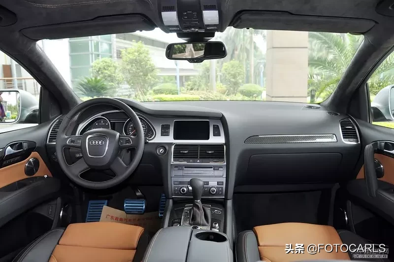 奥迪Q7 V12柴油版实拍,当年售价257万,这货能拖动一辆飞机
