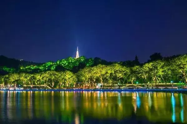 在哪里看西湖夜景最佳(杭州哪里拍夜景好看？我不说你认出来几个)