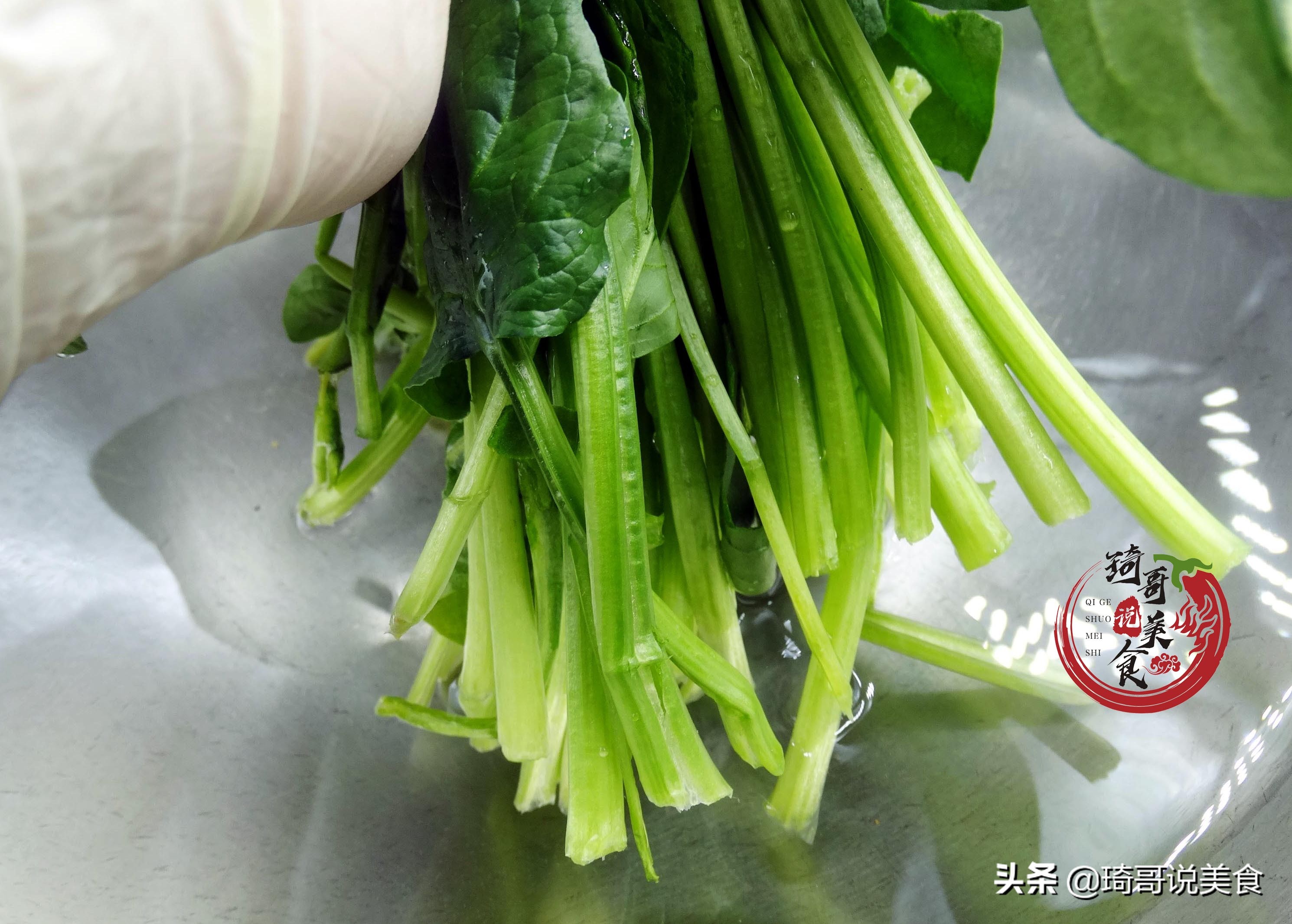 菠菜焯水翠绿嫩滑（为什么菠菜滑嫩翠绿原来焯水有技巧）