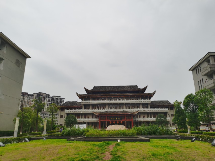 永川中学食堂给坚守高考复习的高三学生每人两个三角粽