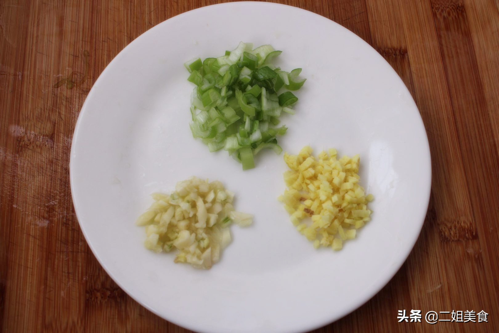 如何做西芹炒百合才脆嫩？成熟一致是关键，调料顺序别弄错