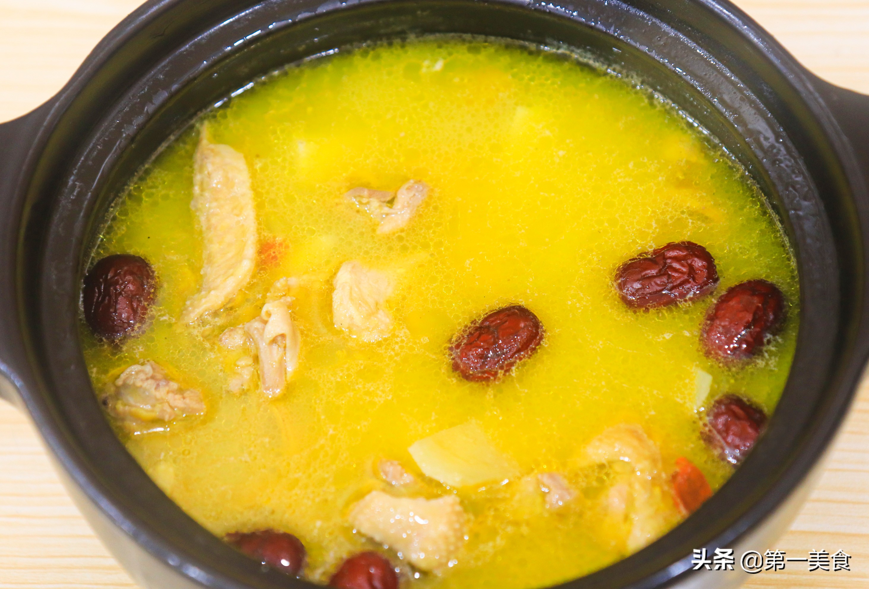 怎么煲鸡汤(厨师长教你炖鸡汤,选好食材,掌握配方,在家也能炖出饭店