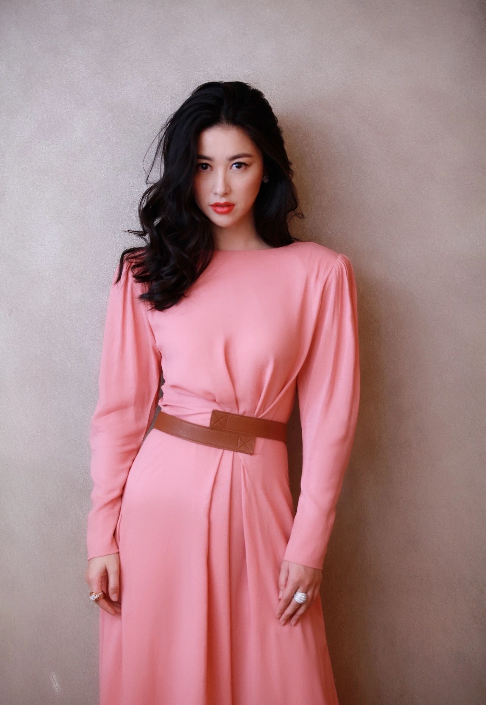 精英律师朱珠图片(一部剧换60条裙子,8年评为全球最美面孔的朱珠却