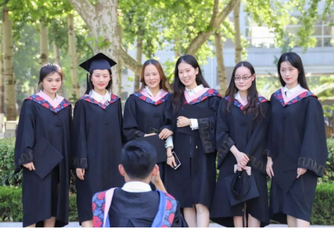 北大校花“毕业照”火了，才华与颜值并存，为何评论却大相径庭