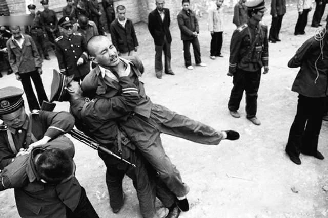 1983年为何突然全国严打?三个恶劣事件是导火索,亲历者:打得好