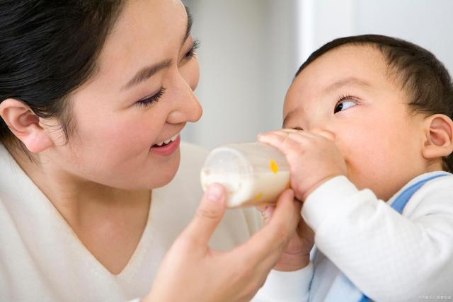 小月龄宝宝喂食过量、喂食不足啥表现？父母记住这几点，会更安心