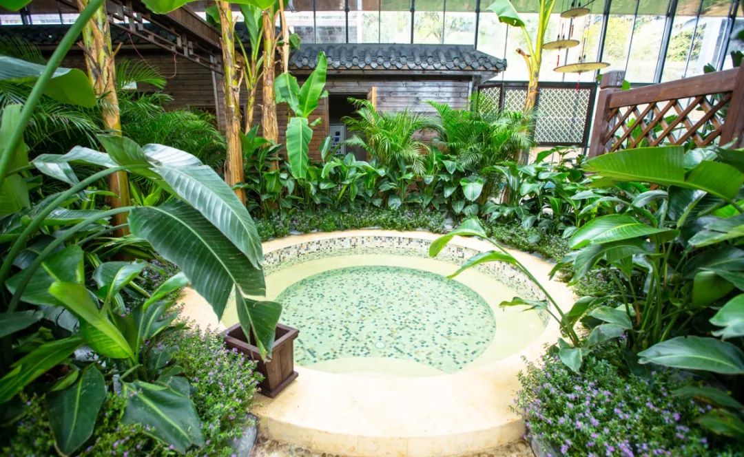 泡温泉,玩这里就是首选之地!49.9元起抢贵阳枫叶谷旅游度假区票