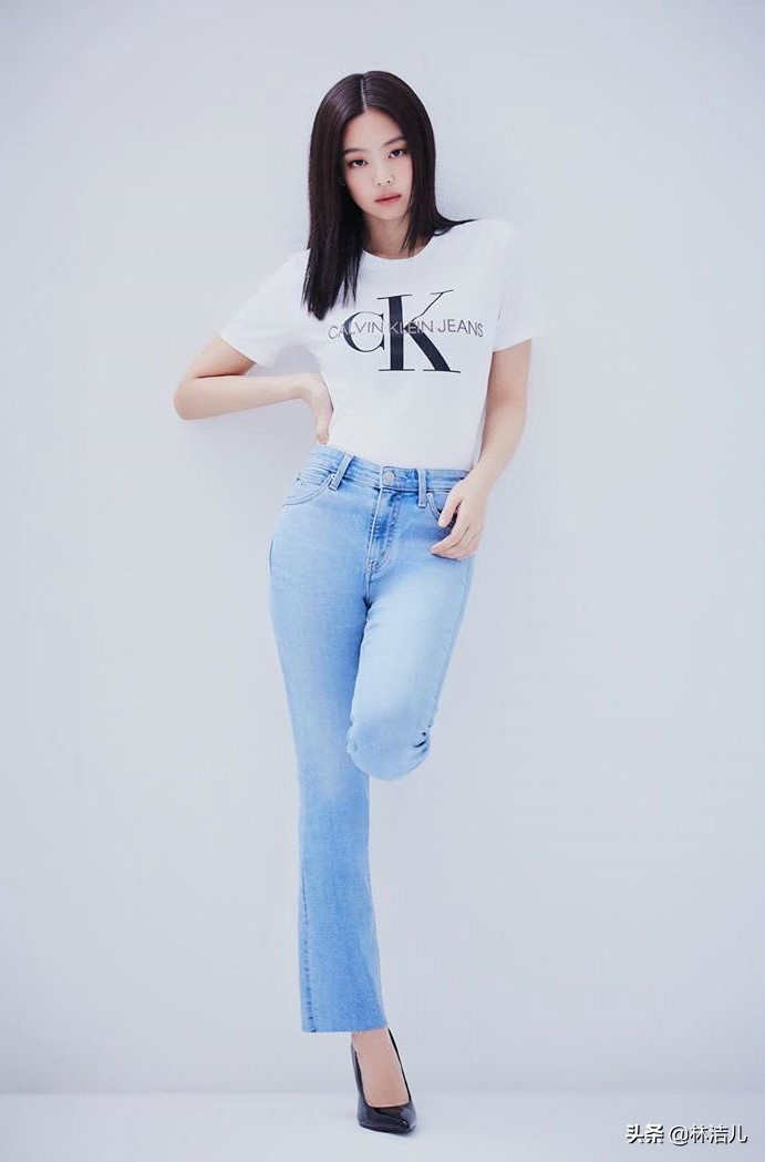 純白T恤靠邊站，今年夏天流行logoT恤，IU、Jennie全都被種草了